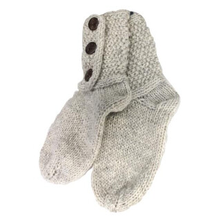 Handgestrickt: Grobe Wollsocken natur